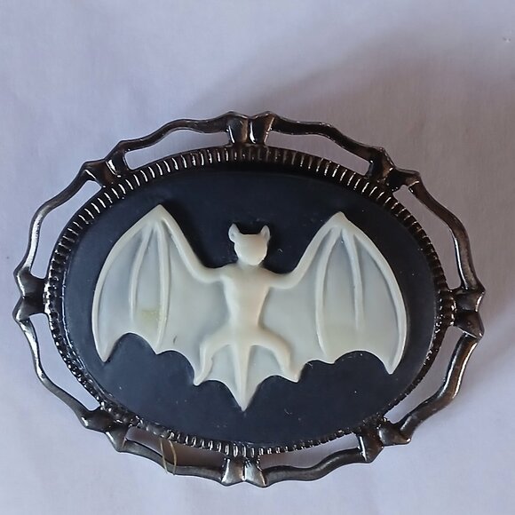 Gothic Bat Brooch Pin Pendant Halloween Vampire Cameo - Picture 1 of 4